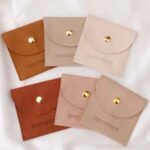 100pcs Custom Logo Debossed Round Top Microfiber Jewelry Pouches with Button Closure – Wholesale Packaging for Rings, Earrings, Bracelets & Gifts